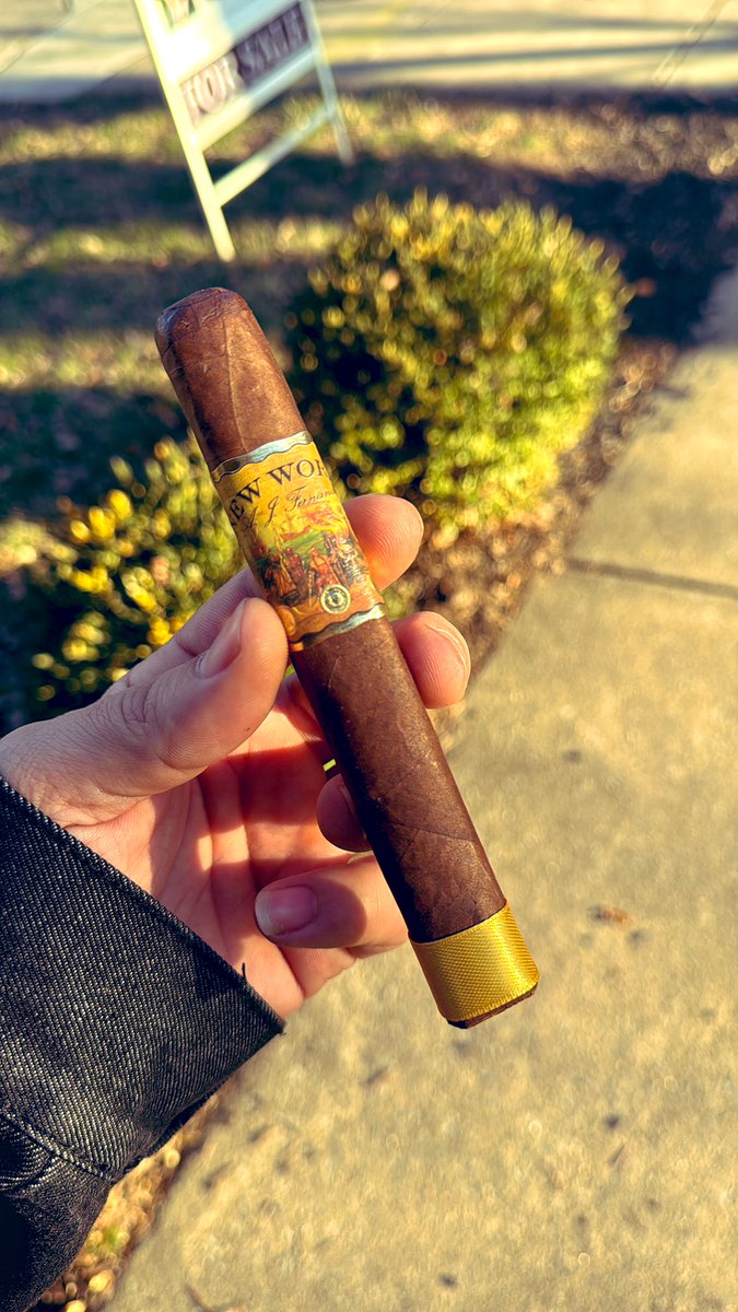 angel_ams_media's tweet photo. Lighting up an AJ Fernandez is like holding a masterpiece crafted with passion, savored with patience. #AMS #AJFernandezCigars #CigarLife #SmokeInStyle #CigarCraftsmanship #TobaccoArtistry @HoltsCigar https://t.co/kzVrVCGAUU
