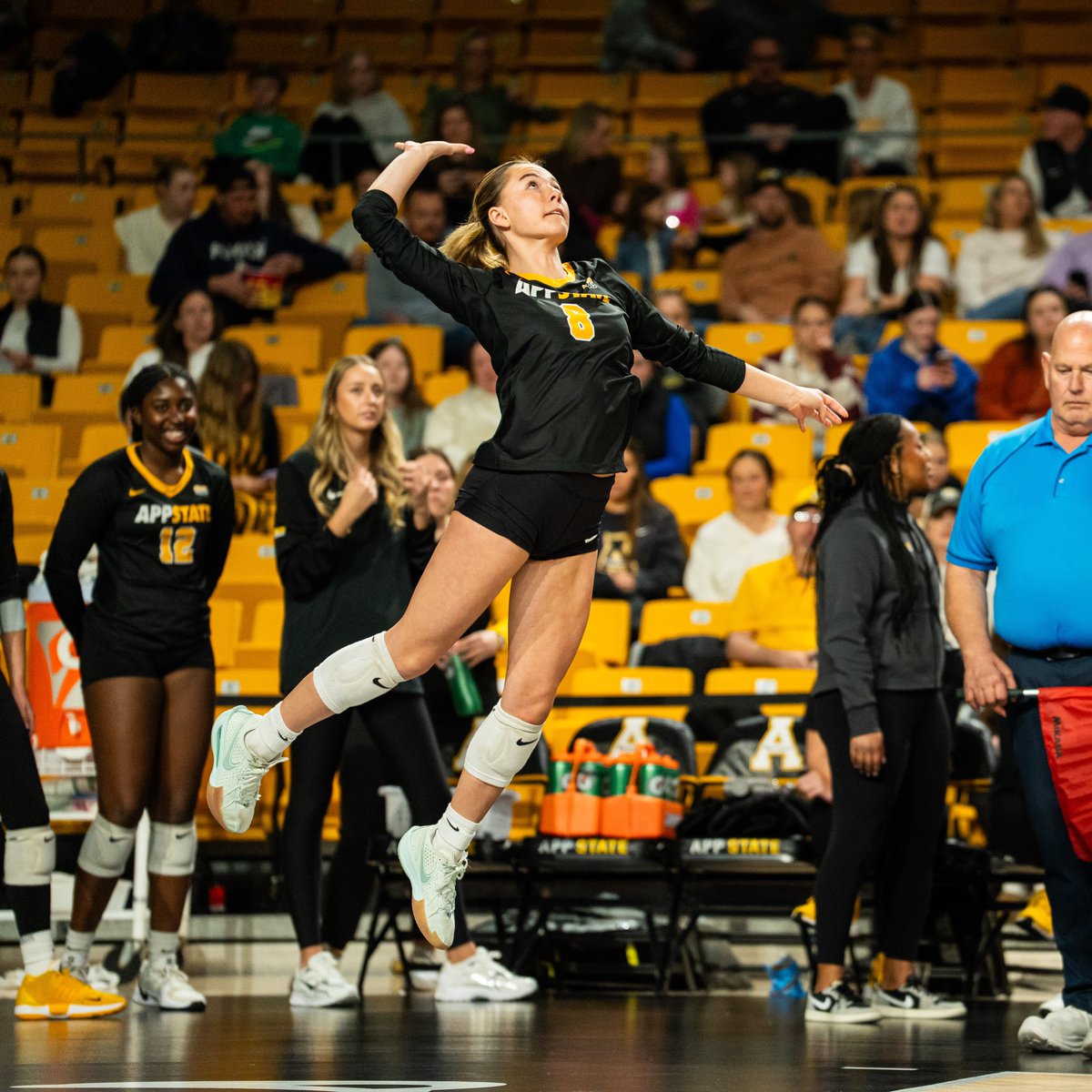 𝘽𝙖𝙘𝙠 𝙡𝙞𝙠𝙚 𝙬𝙚 𝙣𝙚𝙫𝙚𝙧 𝙡𝙚𝙛𝙩. 🌼🏐

#AppToTheTop
