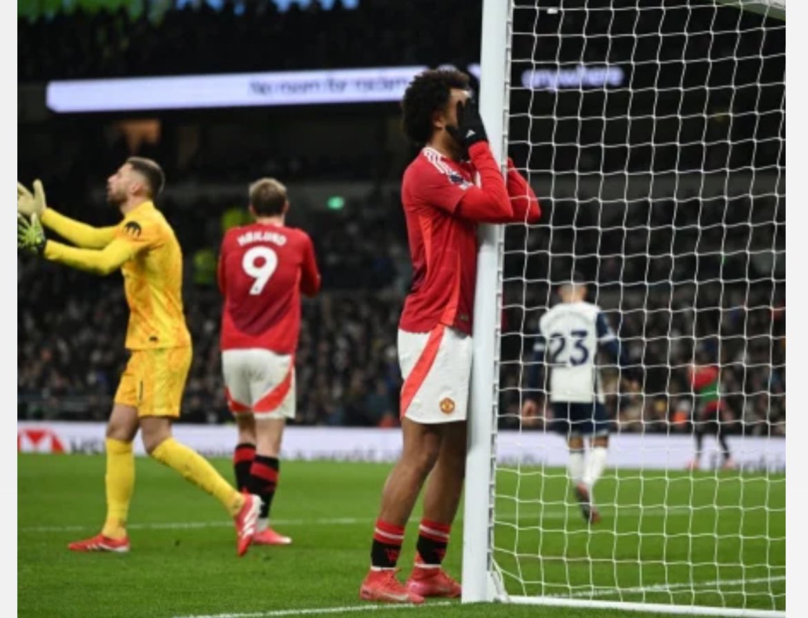 Hvar er Zirkzee? Ég sé hann hvergi. Er hann að fela sig?