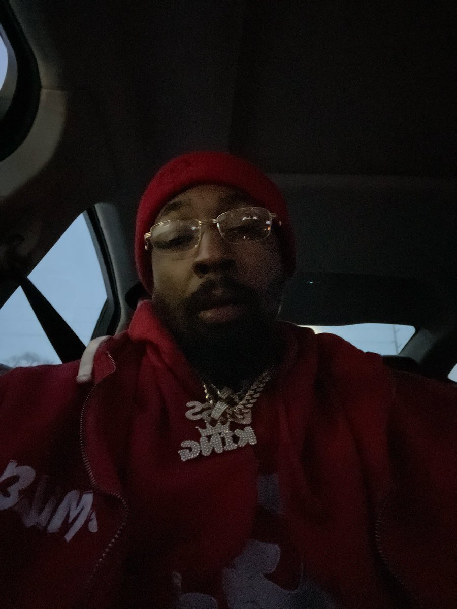 Why yall females don’t want to pay for D_ck , but want us to pay for videos and contents and hookups, I get paid for my services