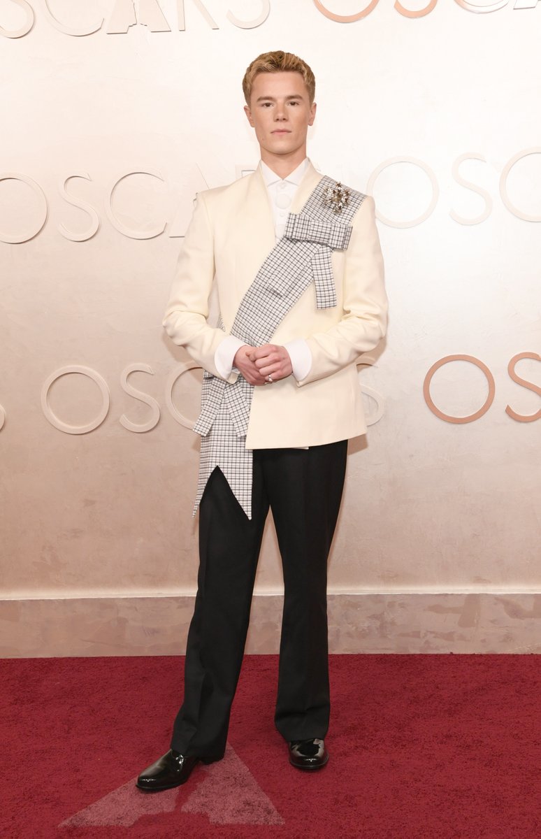 MTV's tweet image. Edvin Ryding is looking absolutely ROYAL on the #Oscars carpet 👑