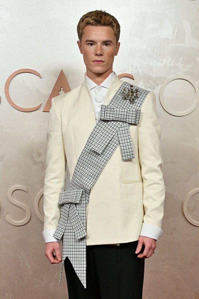 MTV's tweet image. Edvin Ryding is looking absolutely ROYAL on the #Oscars carpet 👑