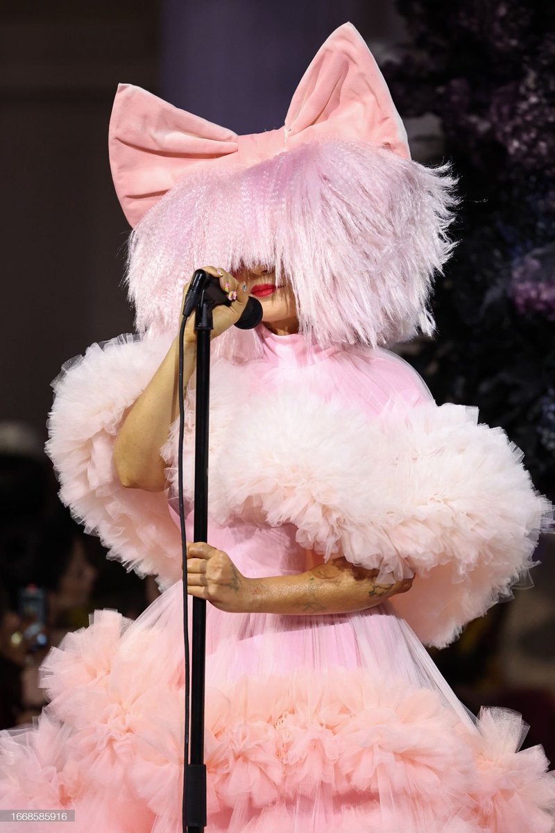 Team Sia ♥️ STREAM GIMME LOVE! tweet media