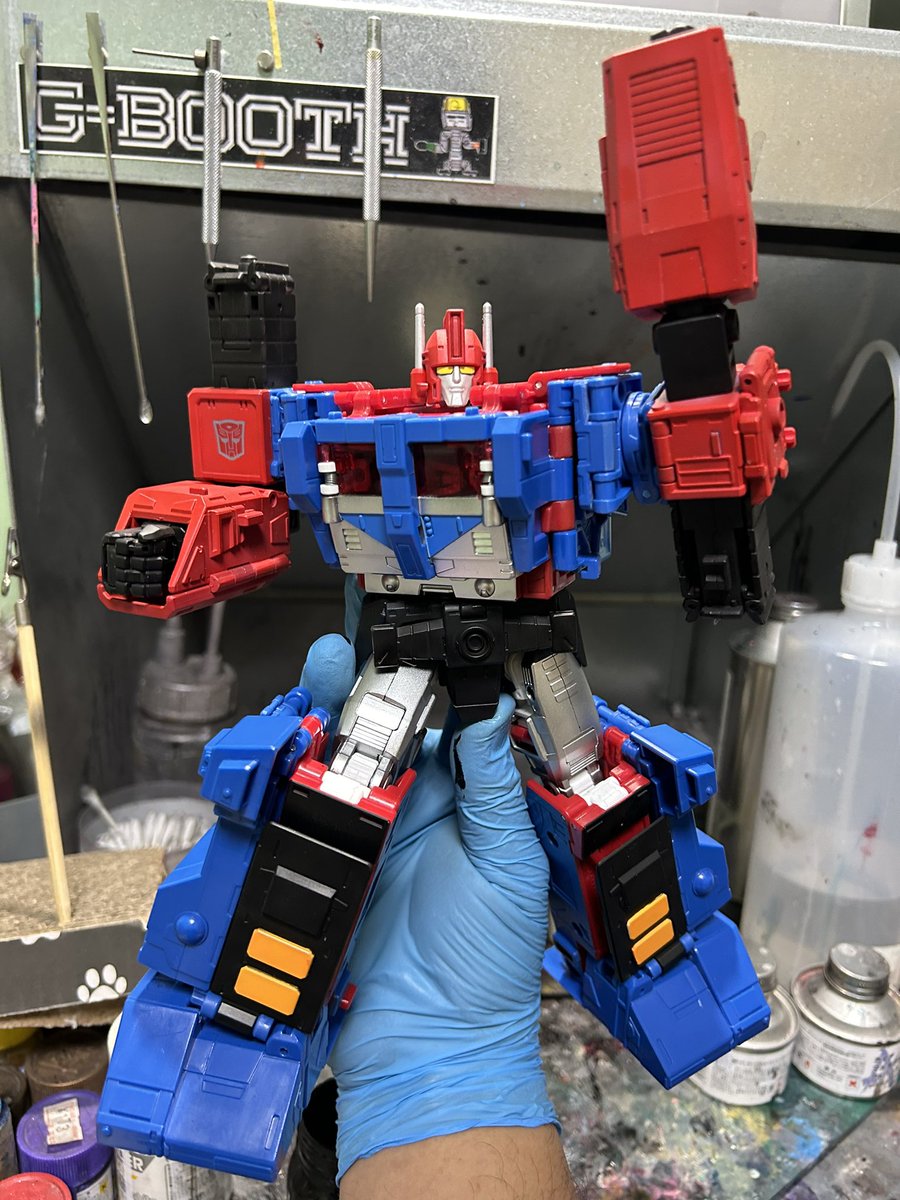 BfqeO's tweet photo. 両腕の塗装が完了したので、ロボットモード完成です。

86ウルトラマグナスの色のみ変更しただけですが、かなり別物に見えますね！！

なるべく製品と同じような質感やクオリティーを出せるように日々努力しています。
残るはビークルモードのみ！！

#トランスフォーマー
#Transformers https://t.co/THXMeilo5h