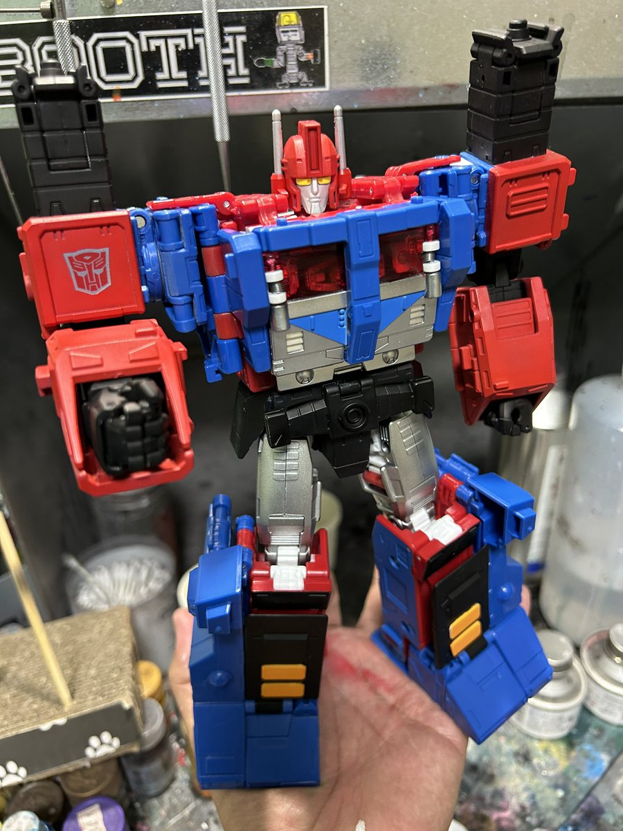 BfqeO's tweet photo. 両腕の塗装が完了したので、ロボットモード完成です。

86ウルトラマグナスの色のみ変更しただけですが、かなり別物に見えますね！！

なるべく製品と同じような質感やクオリティーを出せるように日々努力しています。
残るはビークルモードのみ！！

#トランスフォーマー
#Transformers https://t.co/THXMeilo5h