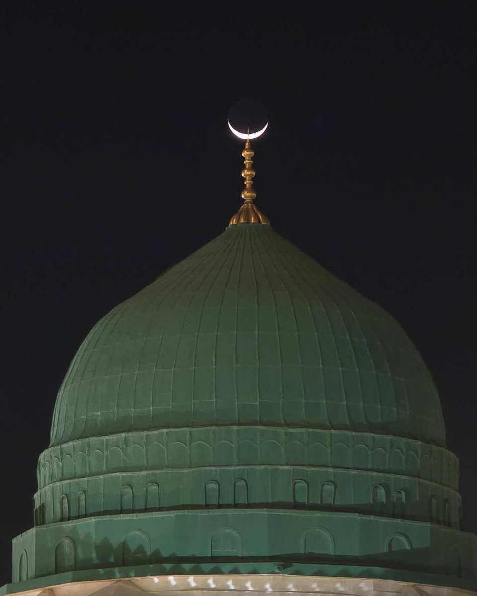 Alhamdhulillaah's tweet image. The Crescent of Ramaḍān above the Masjid of the Prophet ﷺ