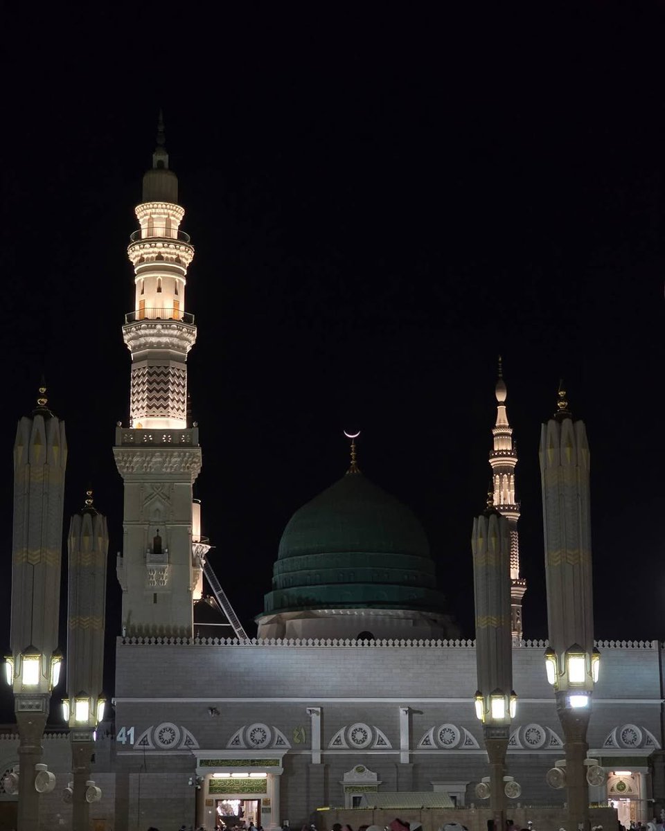 Alhamdhulillaah's tweet image. The Crescent of Ramaḍān above the Masjid of the Prophet ﷺ