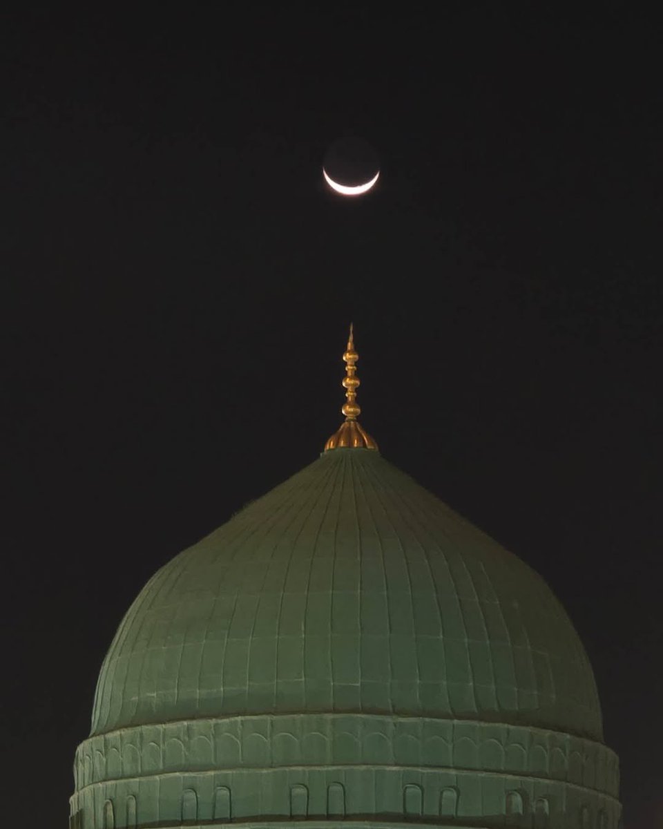 Alhamdhulillaah's tweet image. The Crescent of Ramaḍān above the Masjid of the Prophet ﷺ