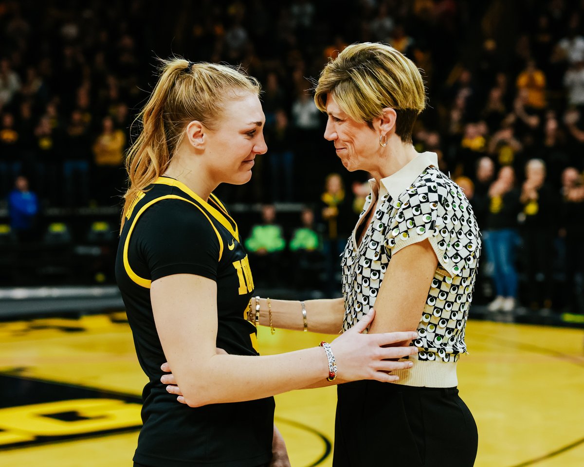 A senior from Chicago, Illinois, No. 3 𝗦𝘆𝗱𝗻𝗲𝘆 𝗔𝗳𝗳𝗼𝗹𝘁𝗲𝗿 🫶

#Hawkeyes