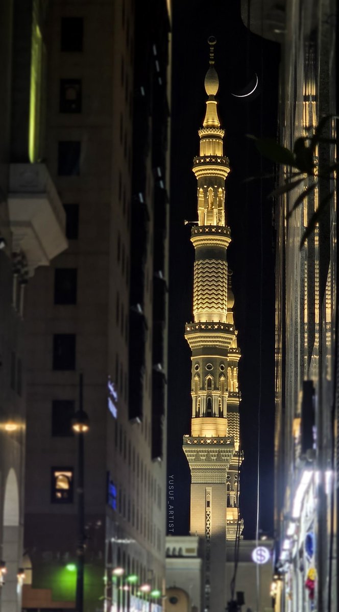 M.A.G.N.I.F.I.Q.U.E

Le croissant lunaire de #Ramadan au-dessus de la mosquée Prophétique d'Al #Madinah 🕌 pour cette 3ème nuit.