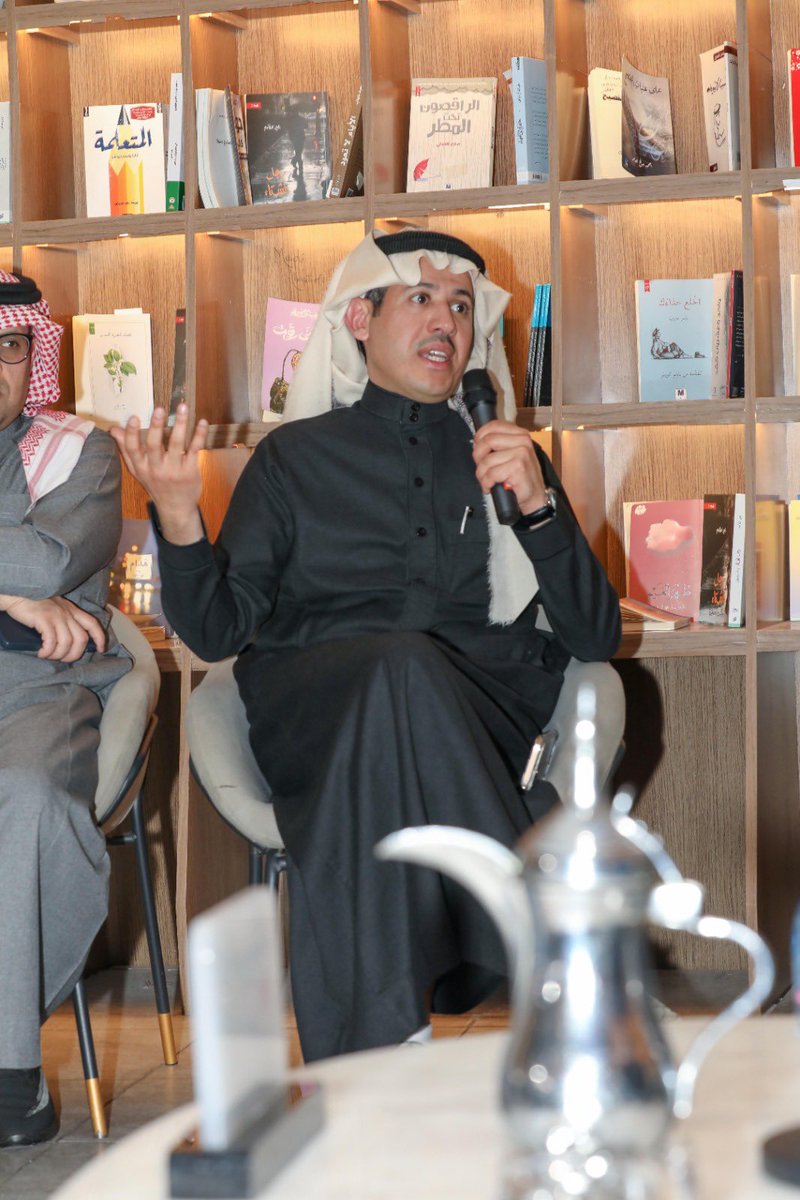 القاف مثل الطير والشعر تصوير
وانا خيالي كل دربٍ يدله

احيان يسبقني على جمة البير 
واحيان يلقاني انا البير كله