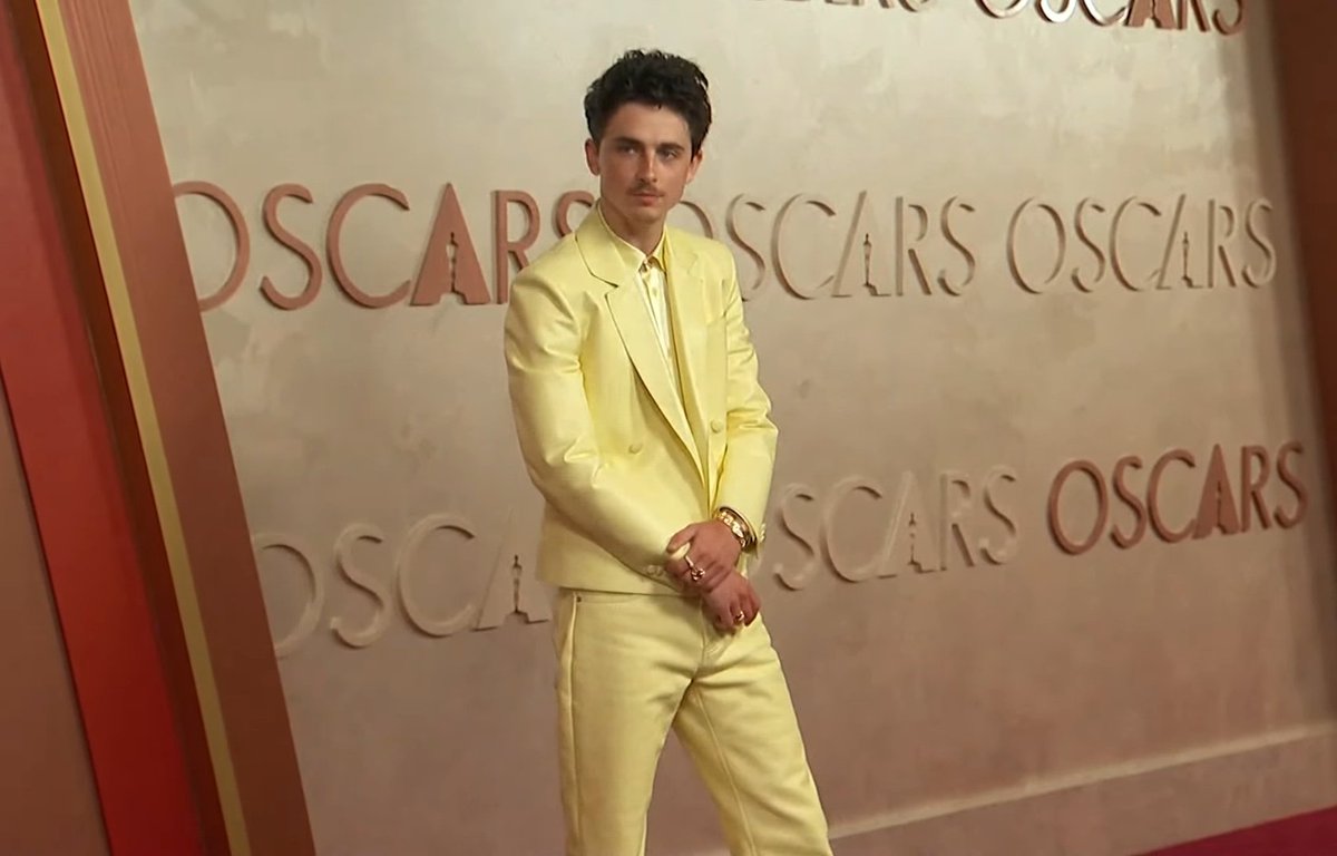timotheeupdates's tweet photo. 🚨 TIMOTHÉE CHALAMET HAS ARRIVED AT THE 2025 #Oscars https://t.co/w9fROosKcz