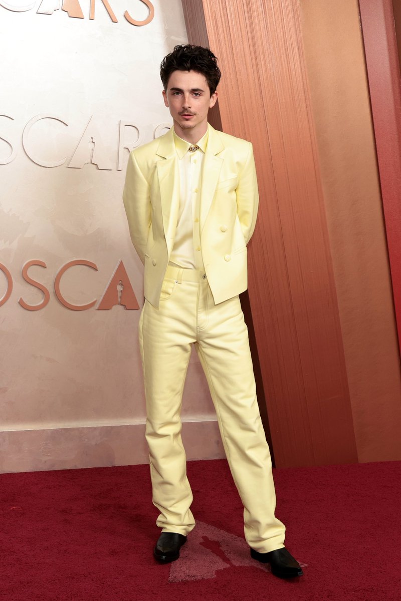 Timothée Chalamet on the red carpet of the 2025 #Oscars 

He is nominated for Best Actor in a Leading Role!

#ACompleteUnknown