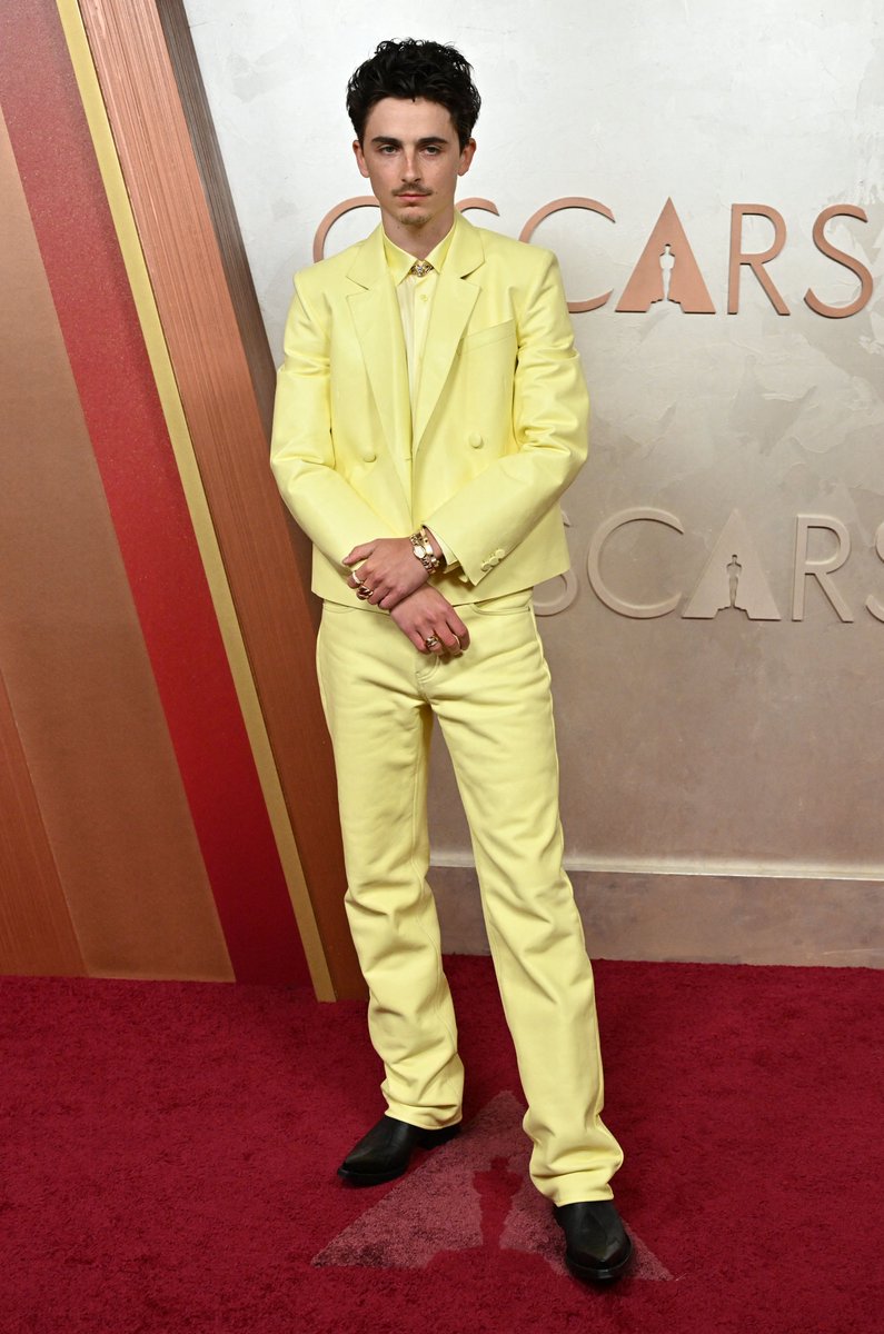 #Oscars2025 ✨ #TimothéeChalamet on the red carpet at the 97th Academy Awards
