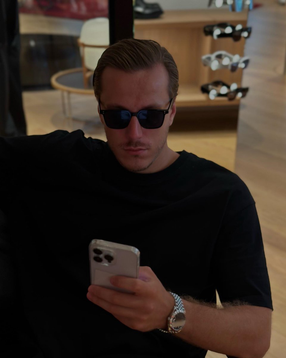 Connect and create. Money will follow. Life and business is about waking up and being excited for what’s to come, building, failing, getting back up! 
Never give up, never stop growing 📈
.