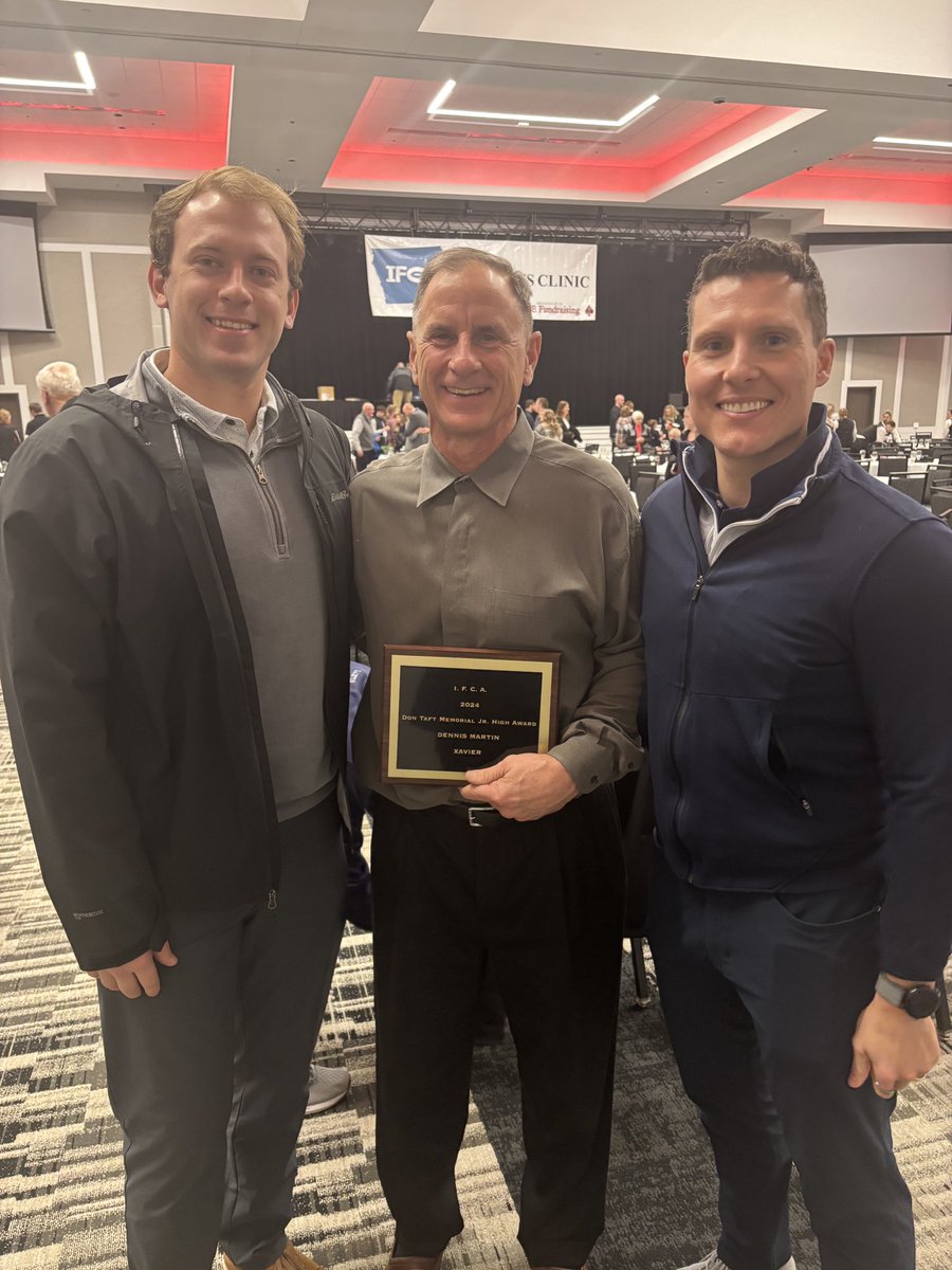 CRXavierFB's tweet image. Congratulations to longtime junior high coach Dennis Martin who received the IFCA Don Taft junior high award this weekend. Coach Martin was recognized for his tremendous impact in coaching our middle school programs for the past 26 years!