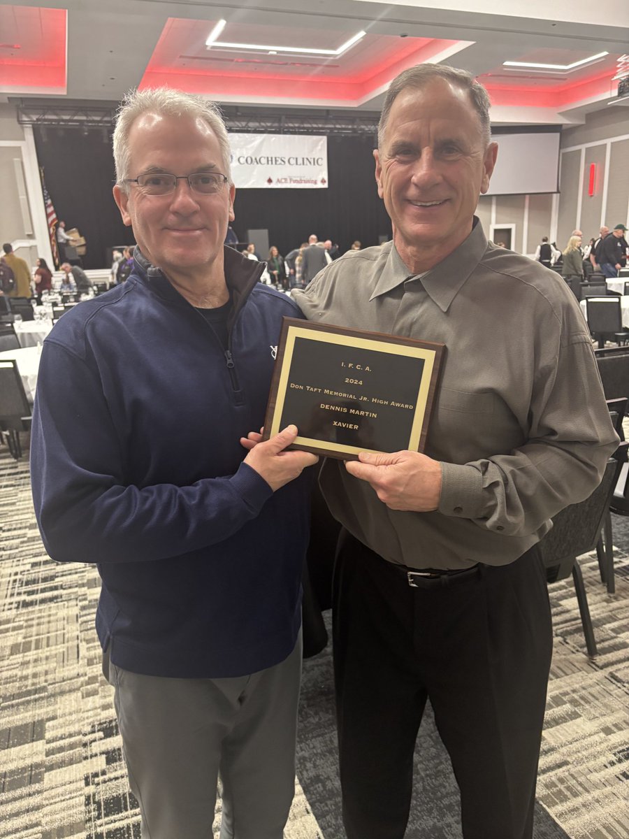 CRXavierFB's tweet image. Congratulations to longtime junior high coach Dennis Martin who received the IFCA Don Taft junior high award this weekend. Coach Martin was recognized for his tremendous impact in coaching our middle school programs for the past 26 years!