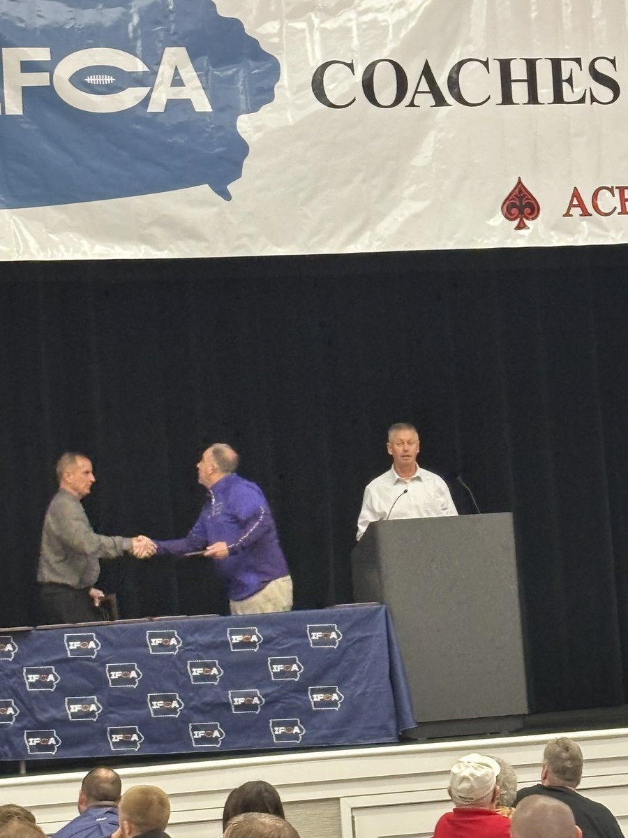 CRXavierFB's tweet image. Congratulations to longtime junior high coach Dennis Martin who received the IFCA Don Taft junior high award this weekend. Coach Martin was recognized for his tremendous impact in coaching our middle school programs for the past 26 years!