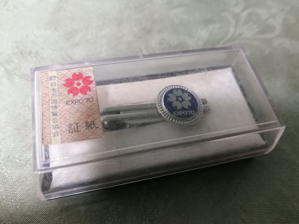 祖父母の家を片付けていたら、こんなモノを発見。70年万博のネクタイ