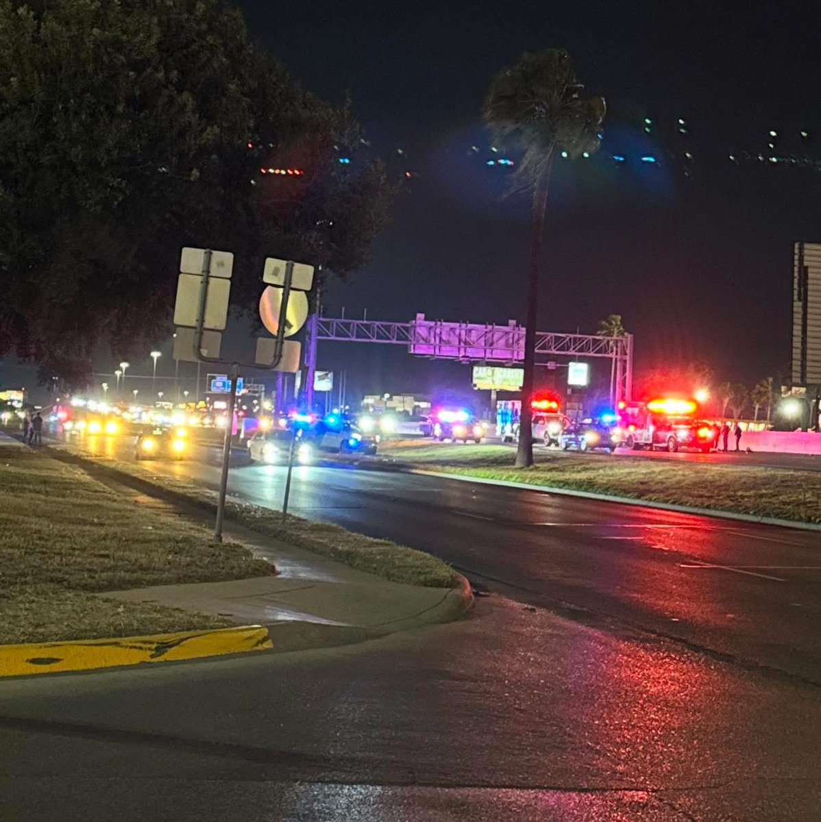 Noticias_Front's tweet image. Fatal accidente en la I-35 en Laredo, Tx.
El sábado 1 de marzo. Orlando Benedetto (32) perdió la vida tras ser atropellado mientras circulaba en bicicleta por la Interestatal 35 en dirección sur. Inicialmente se informó que era una motocicleta, pero se confirmó que era una…