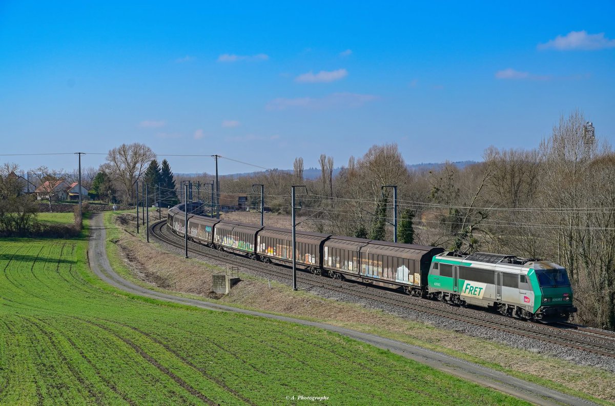 En cette belle matinée de ce 2 mars 25 la BB 26063 assure la traction du train n° 75032 Clermont TDG--> Vaires Torcy. 
Le train  est photographié entre Vichy et St Germain des Fossés.