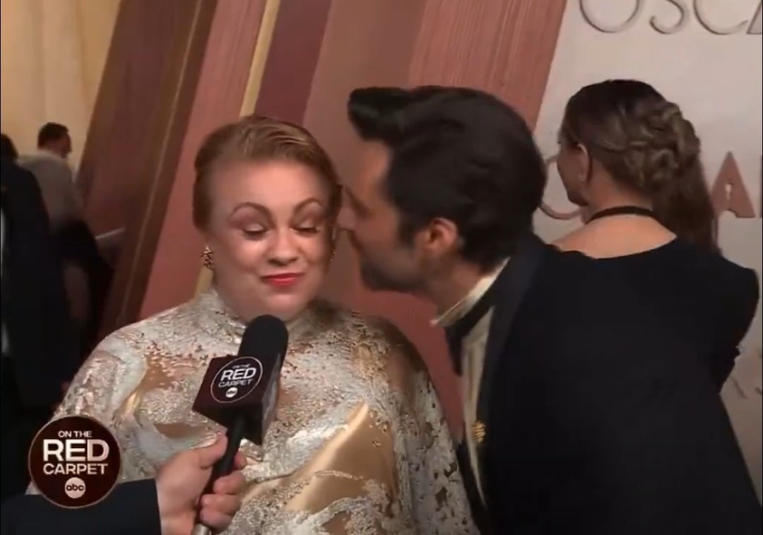 portalsebstan's tweet photo. the affection that sebastian stan has for his mother 🥹🤏🏻💙 https://t.co/hwLy9fmeRi