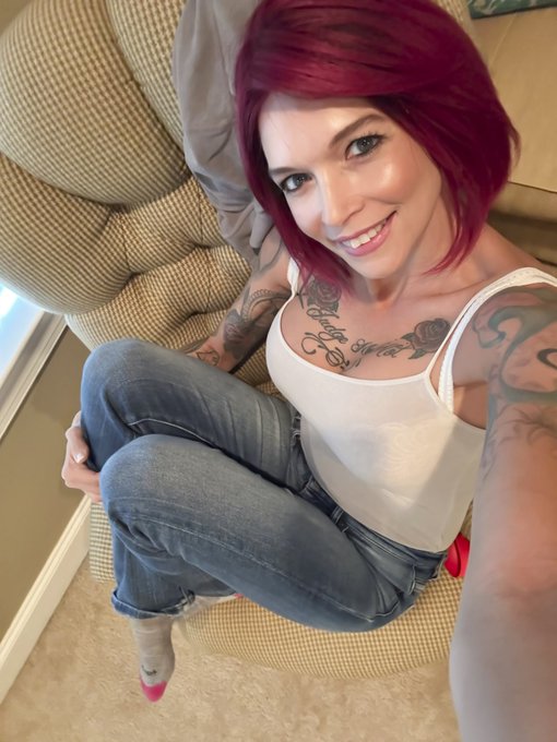 Just loaded up my OF page with TONS of FREE videos on my feed, and chatting away with my fans right now