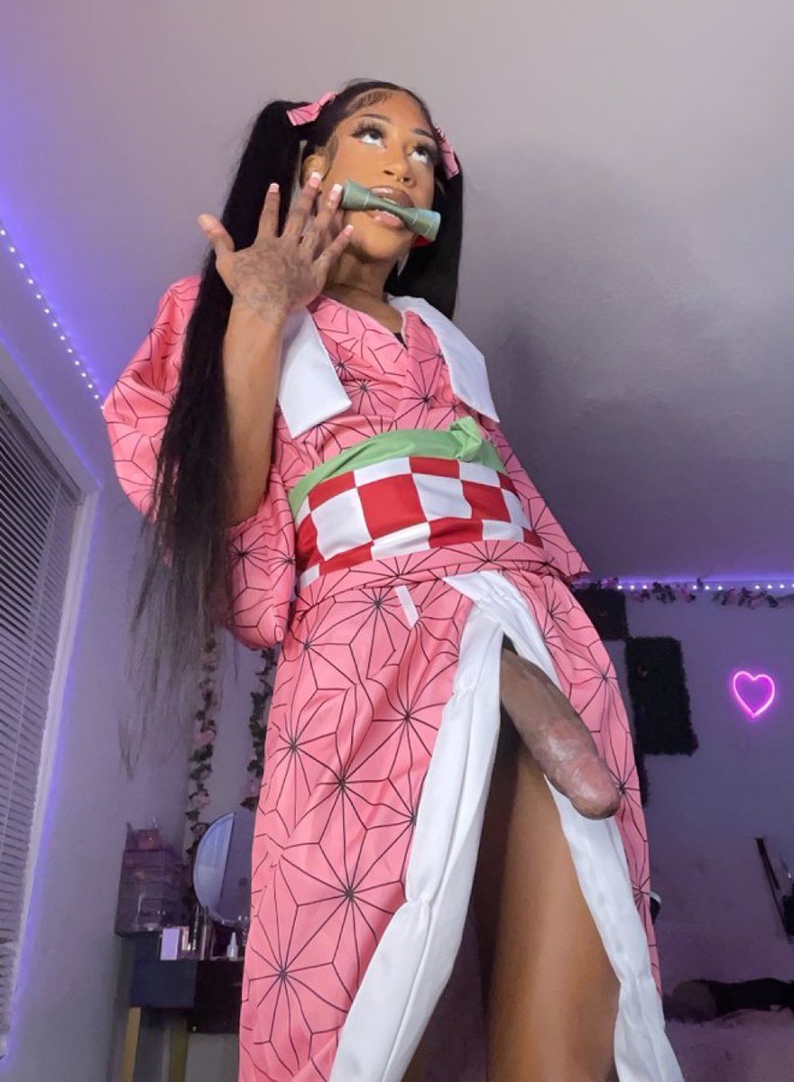Would you date a big dick girl 🍆?