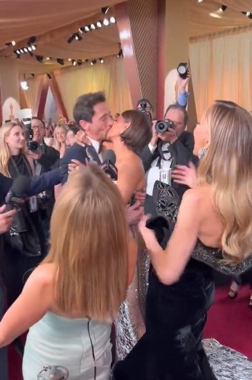 Halle Berry and Adrien Brody recreated friendly kiss from 2003 #Oscars 2025.

<a href="/noemismedia/">NOEMI +♥️</a> <a href="/NoemiBarrazueta/">Noemi Barrazueta; MBA</a> 
<a href="/OnlineHarbour/">Online Harbour</a> <a href="/CG_Strategies/">CG Strategies</a> #friendship 
#HalleBerry #AdrienBrody #Oscars #RedCarpet
