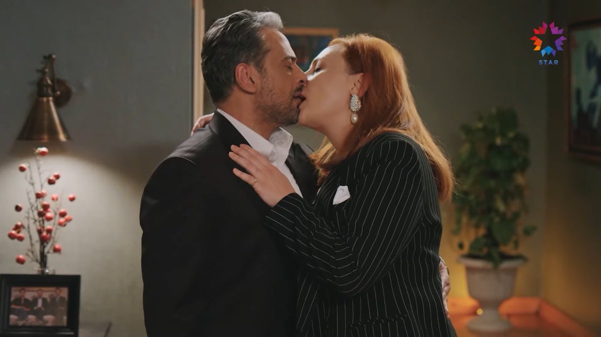 ifakatkorhan_'s tweet image. güzel bir yatak sahnesi bekliyoruz, orhanın ifakatın saçlaırnı sevdiği
ifakatın orhanın sakallarıyla oynadığı ❤️‍🩹🥹
#İfOr 
@eezgiozcan 
@samedaslan 
@drgbudayicioglu 
@iktueren 
@zeynepbonce 
@yalicapkinidizi 
@startv 
@OGMPictures