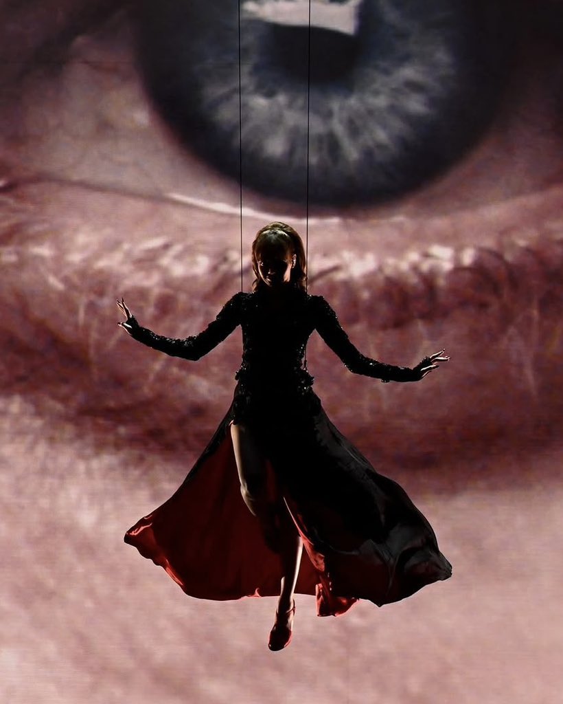 lisa’s two of the most iconic shots captured at two of the most iconic events:

victoria’s secret                             oscars