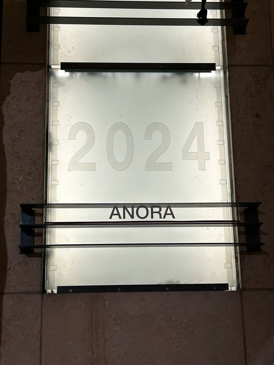 #Oscars2025:  Already outside the <a href="/DolbyTheatre/">Dolby Theatre</a>, #Anora.