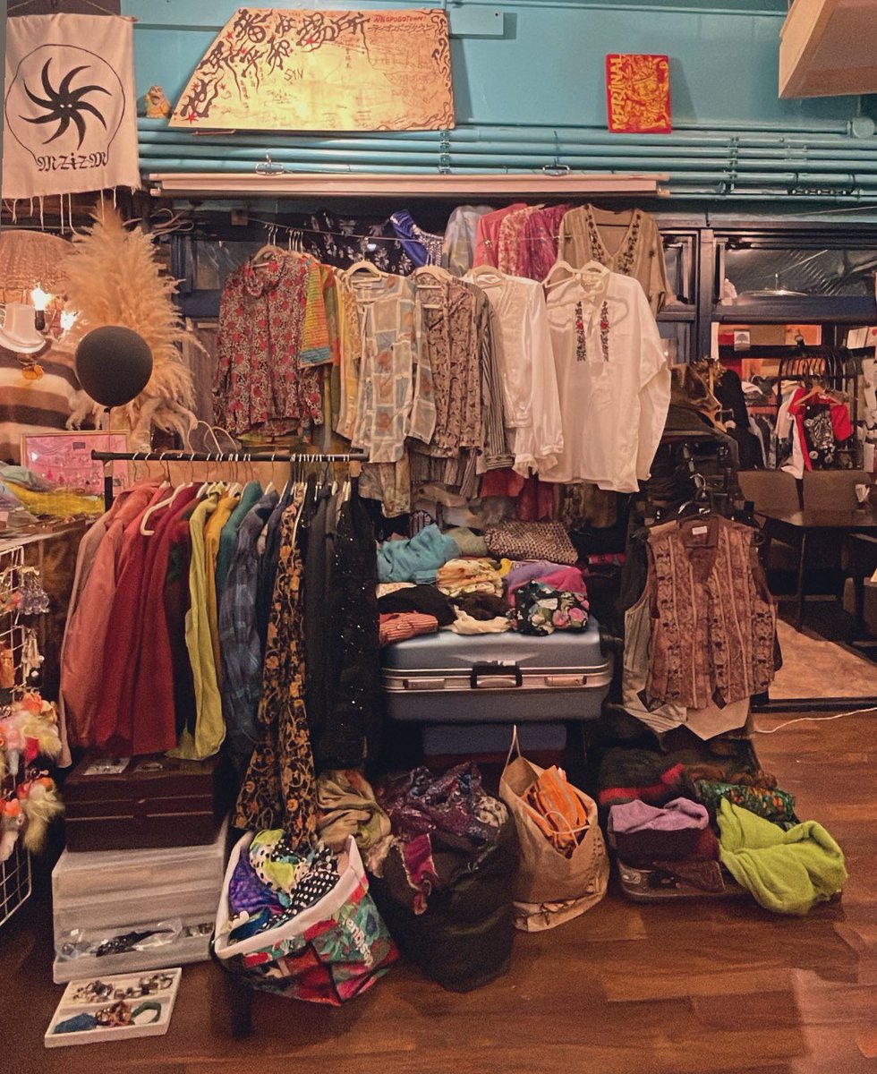 レトロ古着達、ネオポゴタウン内mzizmにて販売してるので、みてってね〜🐶
サイズは色々なので、どなたでも！