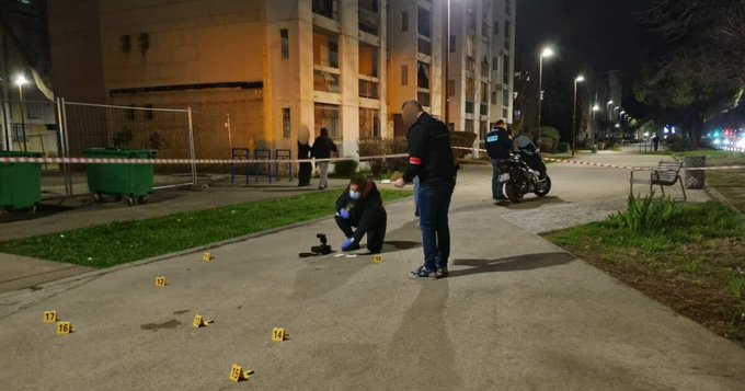 F_Desouche's tweet image. Avignon (84) : Sur des scooters, armés de Kalachnikov, ils tirent dans tous les sens à la Rocade Charles-de-Gaulle, semant la panique à bord d'un tramway​
 fdesouche.com/2025/03/03/avi…