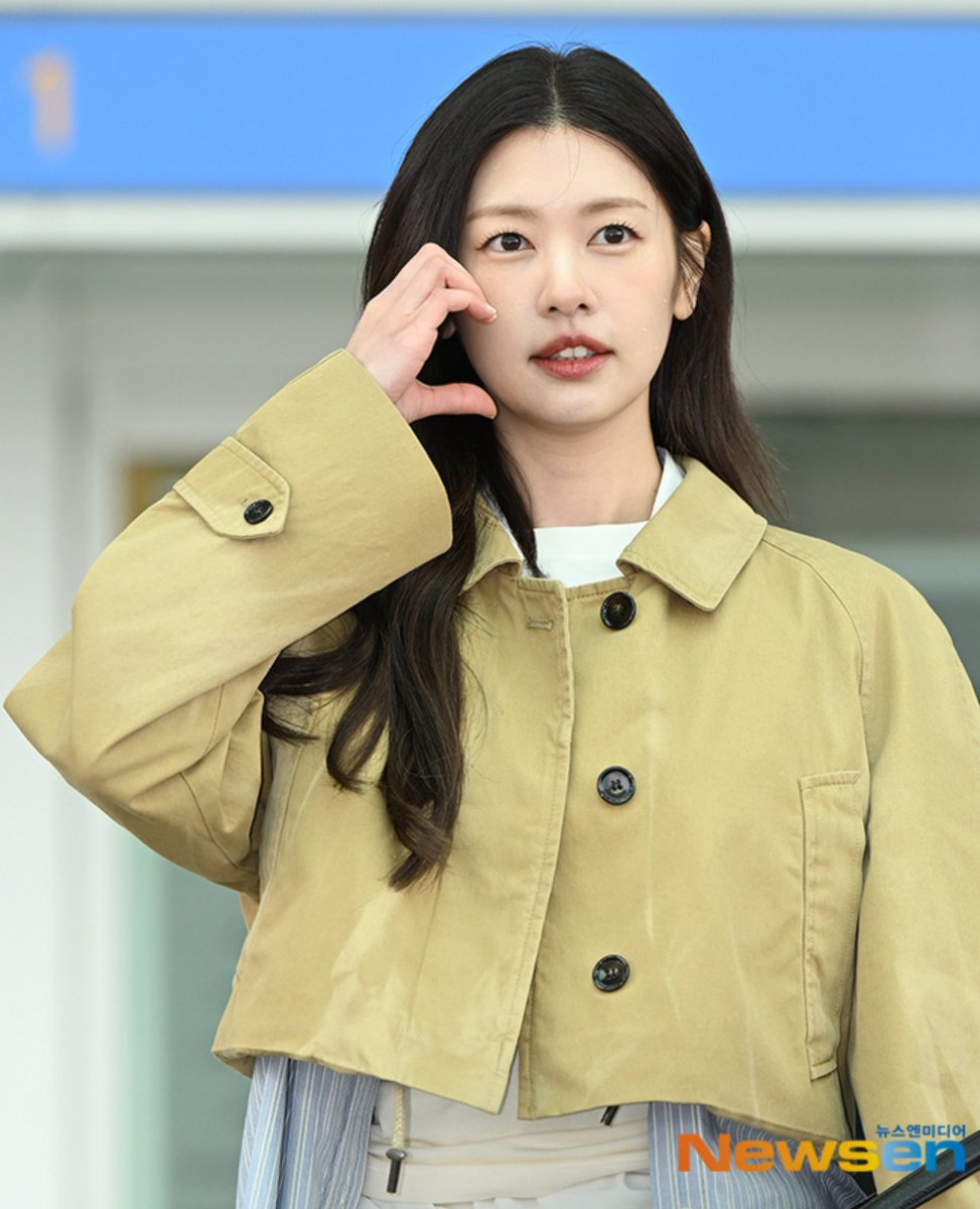 taekook_tk2's tweet photo. 250303 - Somin at ICN Heading to Paris for FW 💛

Have a safe flight ✈️ 

#정소민 #JungSoMin https://t.co/0FetmkjqMP