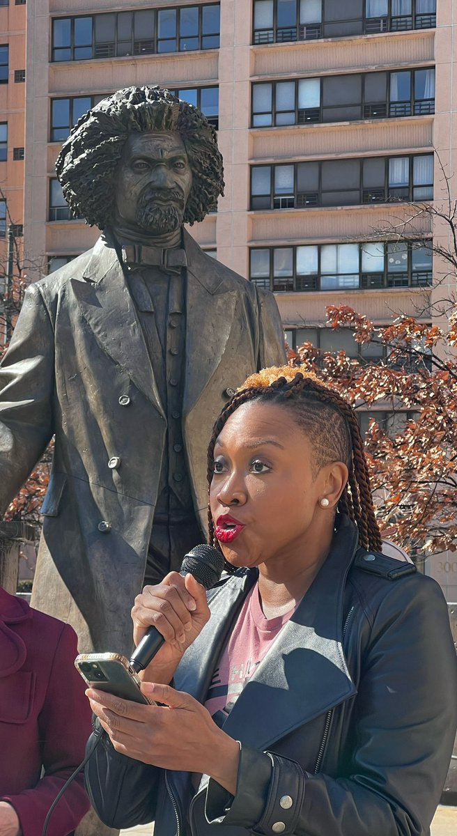 KercenaDozier's tweet photo. At the #HarlemFreedomRally, Harlem Community Leader @Harmongoff4NY spoke powerfully of Mayor Eric Adams actions of turning his back on our immigrant neighbors &amp; of our true duty to our NYC immigrant neighbors as a sanctuary city &amp; as a people &amp; community who chooses ❤️ over hate! https://t.co/DLq0pR9Nu3