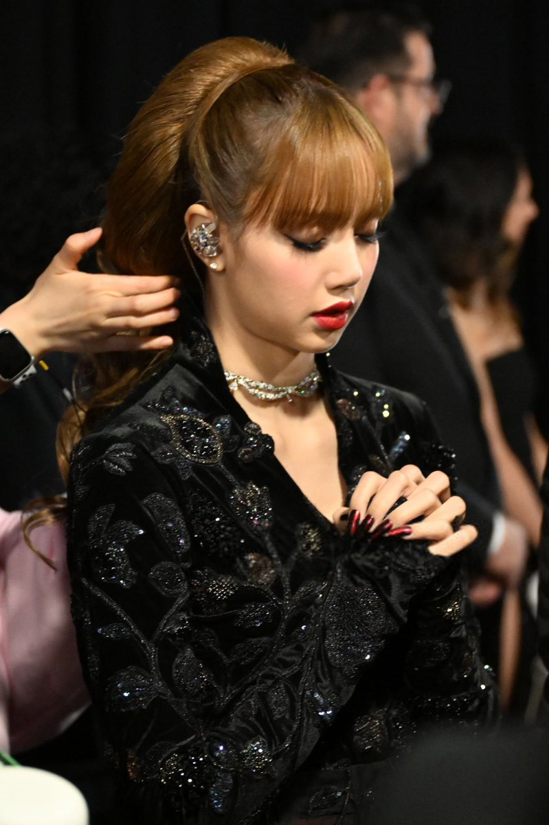 lalisamgger's tweet photo. LISA 😭😭😭😭😭😭🤍 https://t.co/VuuMKUc98U