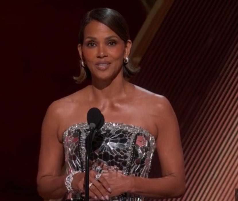 big_business_'s tweet photo. Halle Berry at the #Oscars https://t.co/z55p0bO2UR