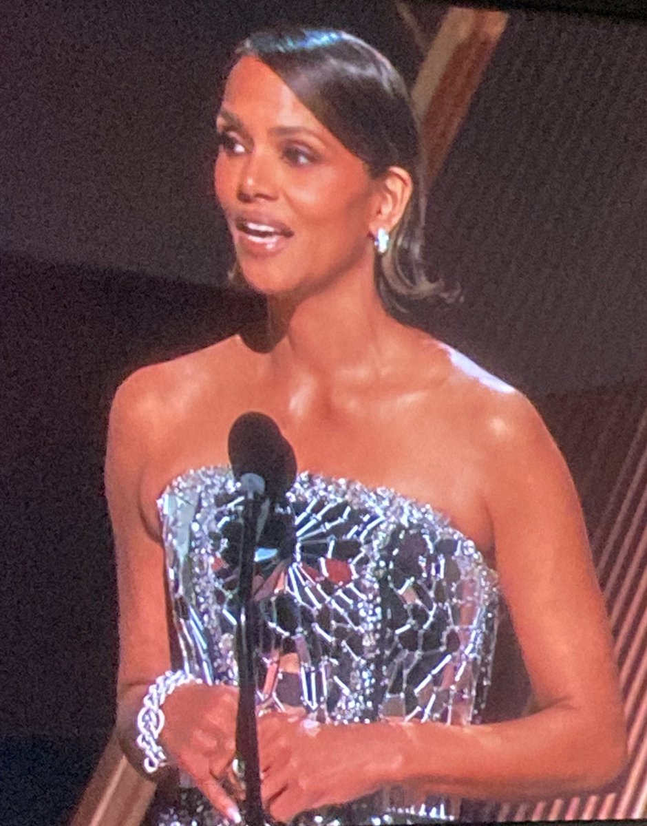 This dress looks dangerous… but she looks gorgeous 
#HalleBerry #Oscars #Glass #MirrorDress