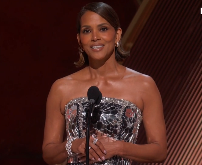 big_business_'s tweet photo. Halle Berry at the #Oscars https://t.co/z55p0bO2UR