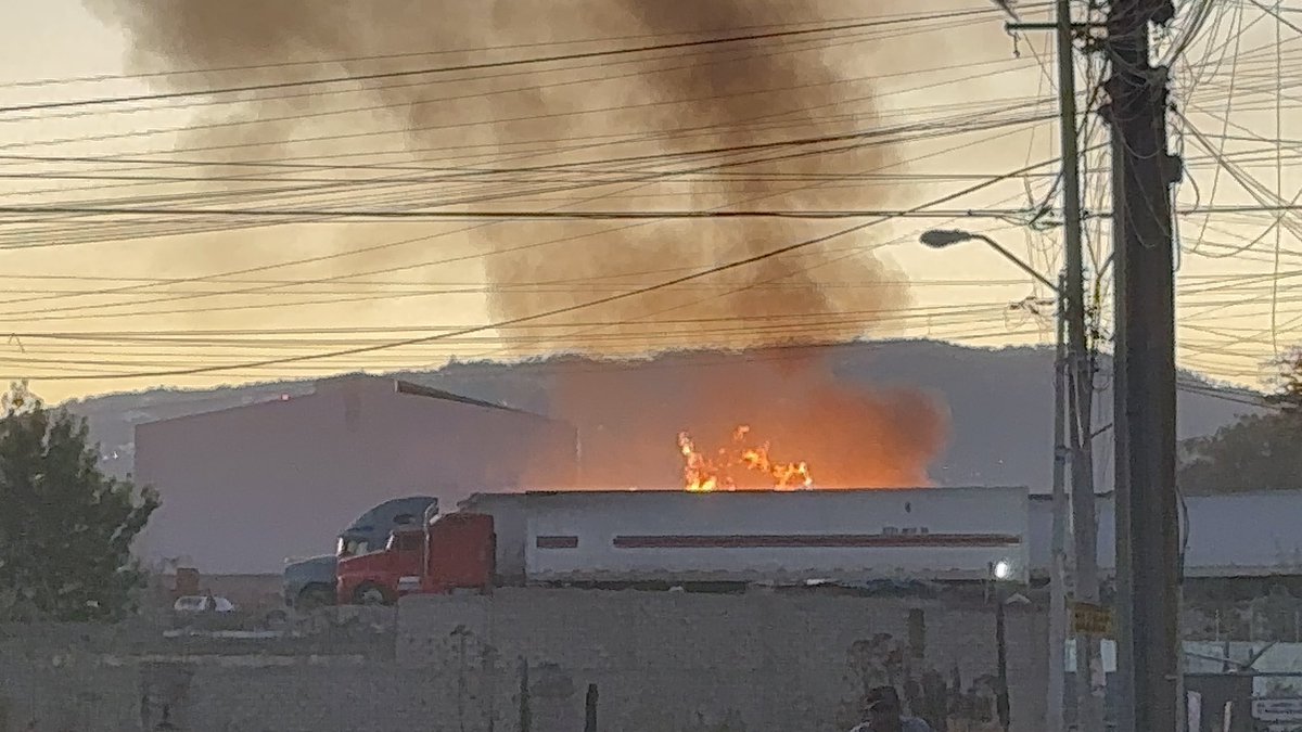 darthicos's tweet photo. @Trafico_ZMG es curioso que marcando al 911 te diga la grabación “todos nuestros agentes están ocupados, permanezca en la línea con su emergencia” en fin, hay un incendio como siempre en colonia gigantera que casual, ya viene el calor y se incendia ahí. https://t.co/VnhC2iybuT