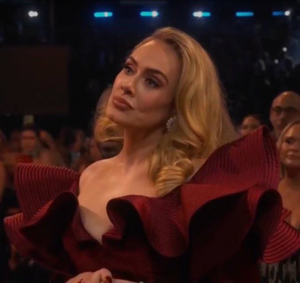 emilybernay's tweet image. You’re telling me they couldn’t get Adele to come sing her own song #Oscars
