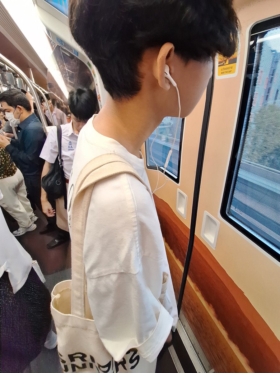 udomdetboy's tweet photo. ตามหาเหมยลี่ครับ #คุณลุง #เหมยลี่ #รถไฟฟ้ามาหานะเธอ #วันนี้ที่รอคอย #สวัสดีวันจันทร์ https://t.co/koQ9qpKmyu