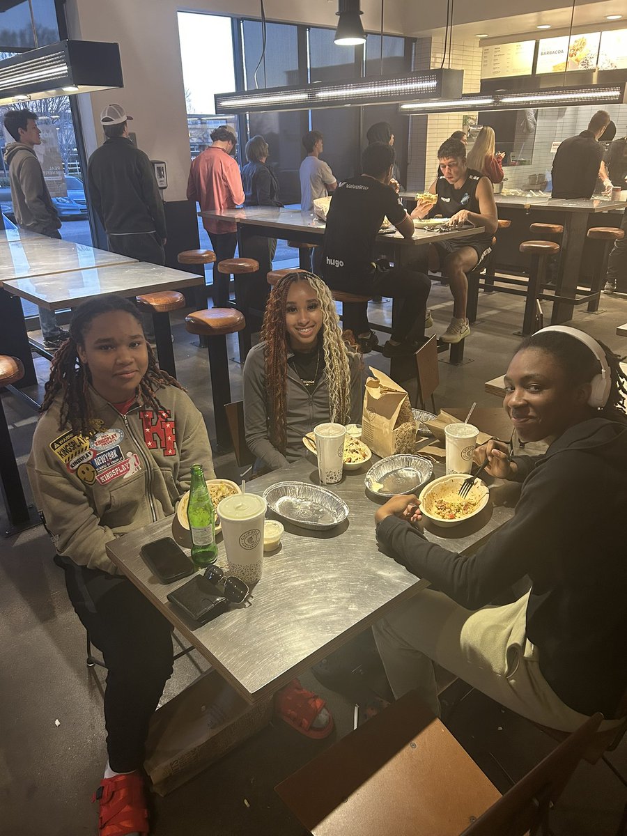 Had a great day in Columbia today.  Got to watch Kandace and Jurnee practice and compete with their summer team.  Also, former Lady Bear, Zacaria Sumpter joined us for dinner afterwards.  Always great to see her and hear about all the good things she’s doing!  Awesome day.