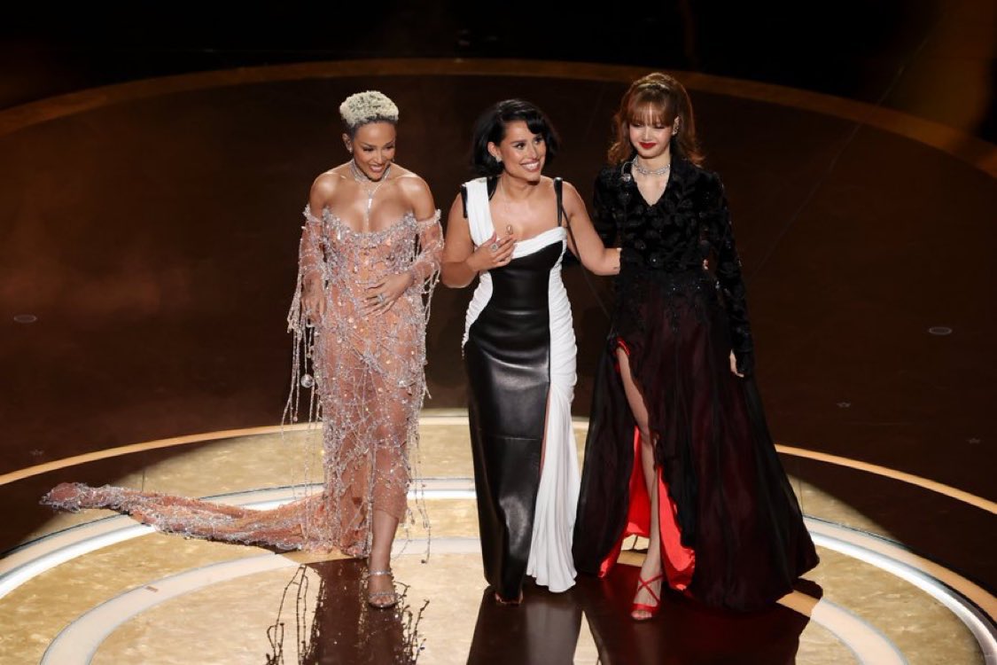 BPUNIONCOLOMBIA's tweet photo. 📸LISA, Doja Cat, &amp; Raye at the Oscars.

LISA OSCARS PERFORMER
#LISAatTheOscars2025
#Oscars     #Oscars2025 https://t.co/WCaSEvcsIY