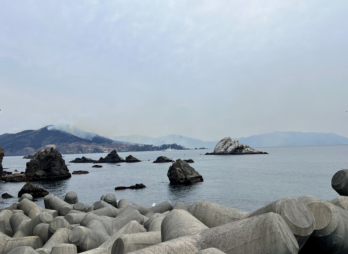 media_neko's tweet photo. 赤土倉漁港から赤崎町外口地区の延焼を食い止めようと活動するチヌーク。海保の船も警戒にあたっています。総力を挙げての活動ありがとうございます。 https://t.co/0Aw1mlCghH