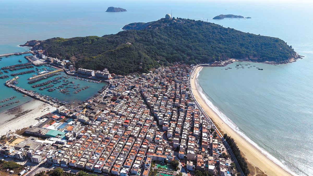 ChinaDaily's tweet photo. Nestled at the southeastern tip of Dongshan county, Fujian province, Aojiao has undergone a dramatic transformation, from a small village to a vibrant fishing community, over the past two decades — a change that captured national attention when President Xi Jinping visited in October last year. #XiJinping #习近平 #ruralvitalization @XisMoments https://t.co/tZPZxwVNxM