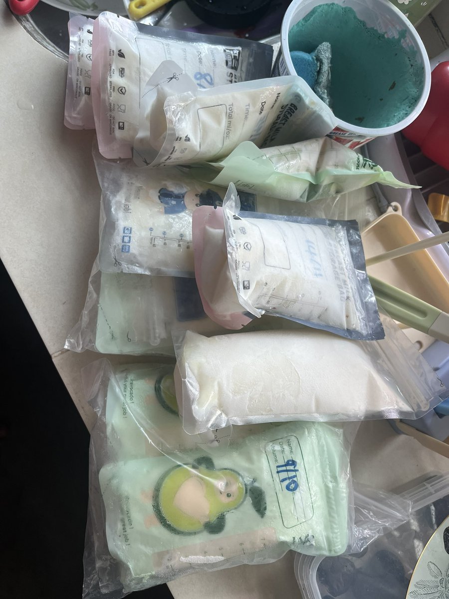 nieynachan's tweet photo. Expired EBM 🥶 teringat bersusah payah pam setiap hari huhu sedih plak nak buang tapi benda expired buat apa simpan yg fresh ada 😅 https://t.co/2wftZMeLLZ
