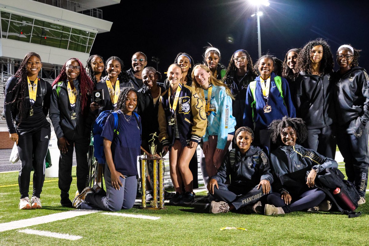 Outdoor opener - Diamond Hornet Invitational 💎

🥇4x100 (47.48)
🥇400 (55.67)
🥈200 (24.71)

Outstanding Sprinter Award &amp; Team 1st Place! 💙