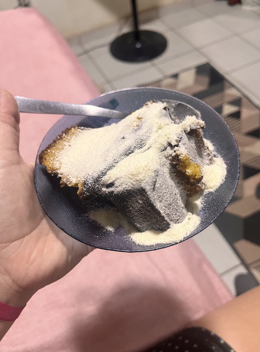 laurachc__'s tweet photo. falei q queria comer bolo com leite e ele me faz isso https://t.co/2YORszMNwE